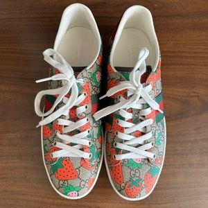 AUTHENTIC GUCCI ACE SNEAKERS. Limited edition and rare strawberry monogram.